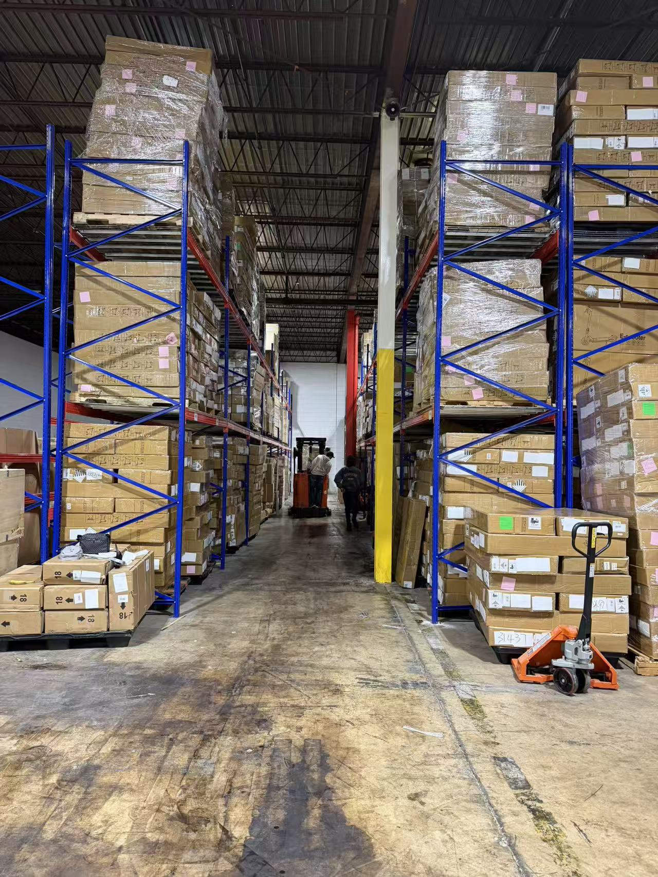 LIVELY warehouse forklift operation